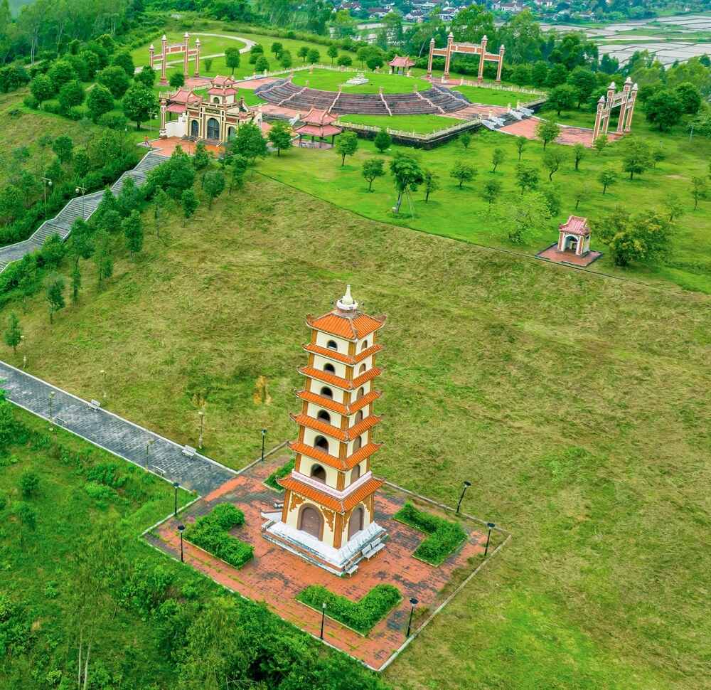 Tháp Thông Thiên nằm bên trái khu Đàn Tế